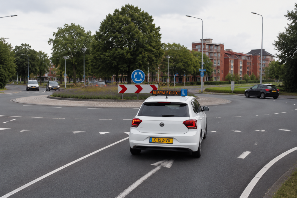Voor het eerst een rotonde rijden? Zo weet je precies wat je moet doen