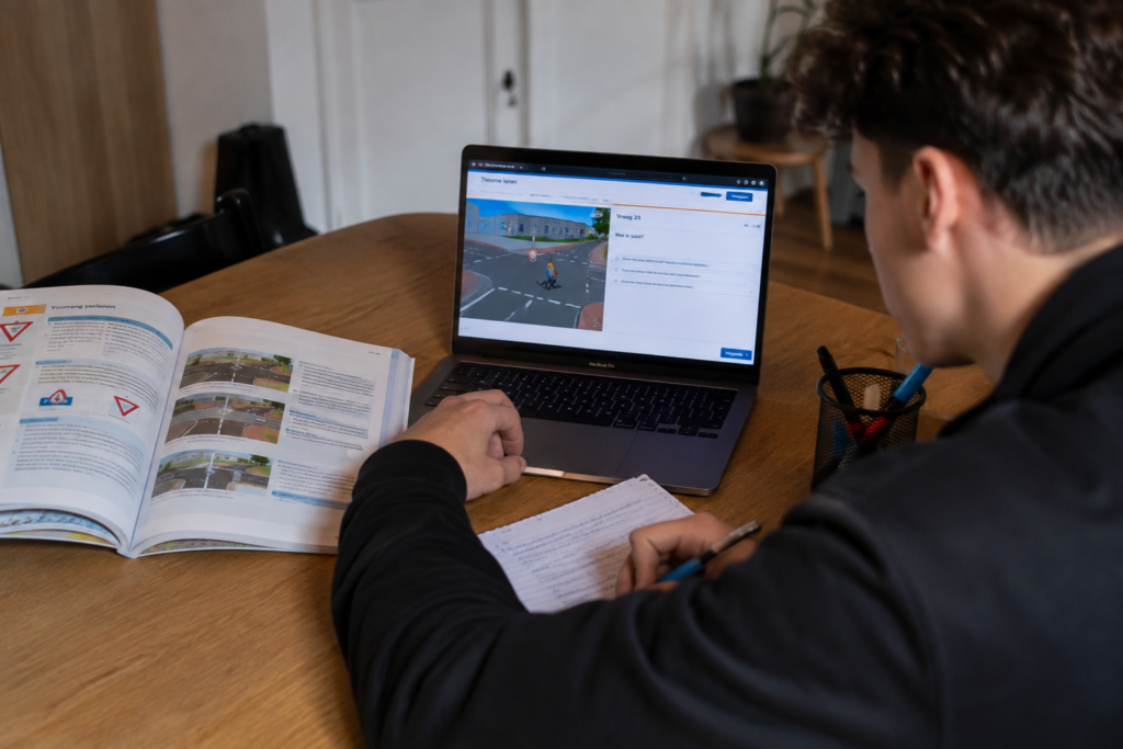 Scooter theorie: alles wat je moet weten om in één keer te slagen